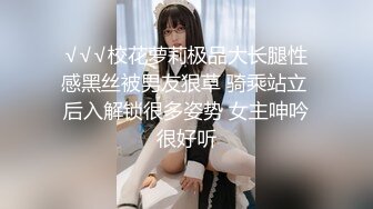 会涂口红的少妇