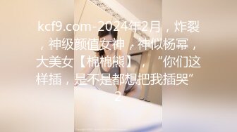 美女下面我不知道这是什么东西，反正是出了很多。